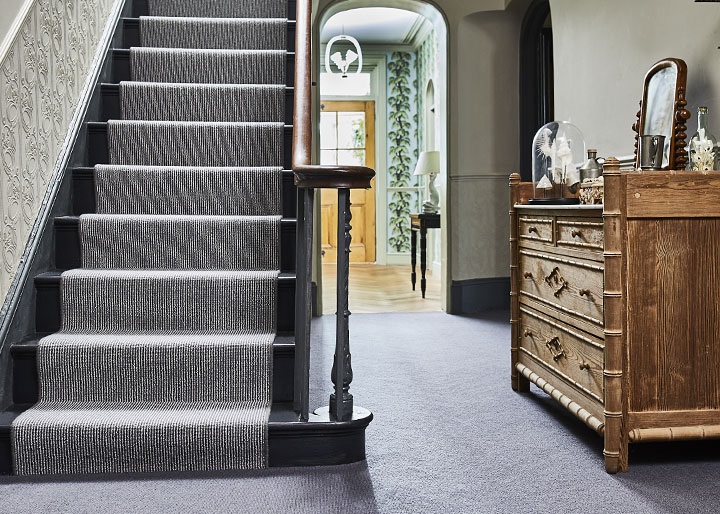 How can a staircase carpet create an impression?